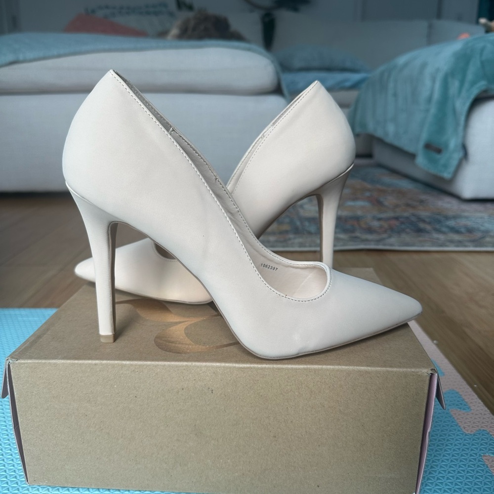Nude pumps